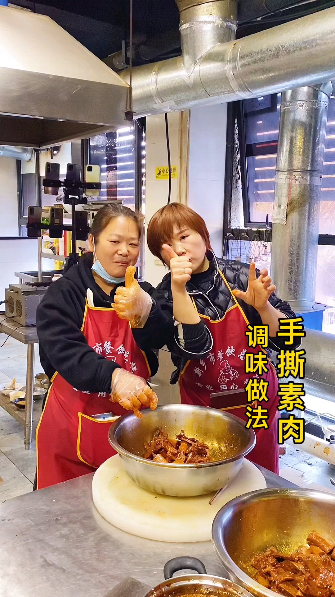 #手撕素肉#就是这个大豆原料做的素肉制品,经过侵泡,油炸,拌料,就成了大人小孩儿都爱吃的美