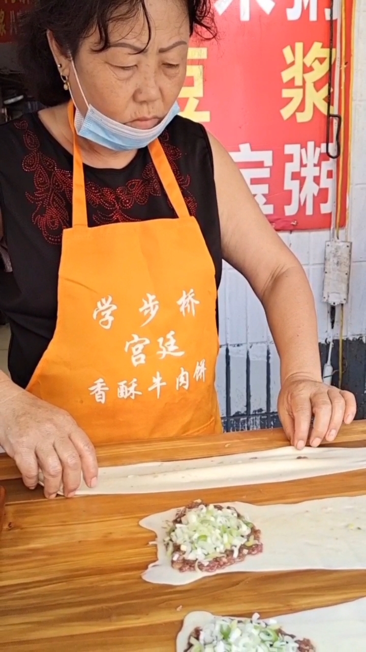 来自江苏连云港,六十岁还在创业,小投资,一个人可以做的饼,不熬夜不早起省人工