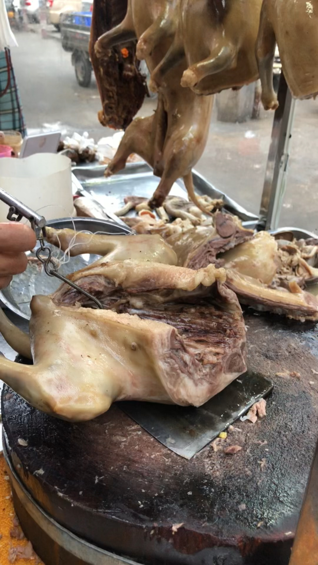 湛江白切狗柴火煮熟,狗肉香味浓郁,味道醇香,肉质鲜嫩,真香了