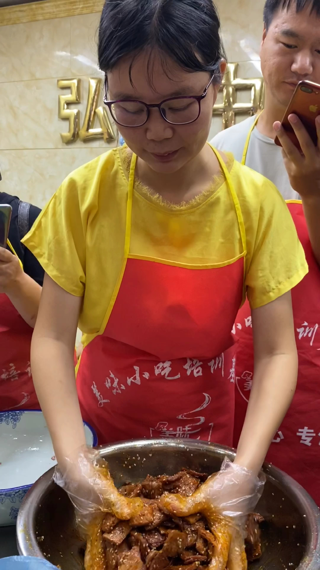 离婚后自己一个人带着孩子过,找娘家借2000摆摊做手撕素肉,出摊就被包围!