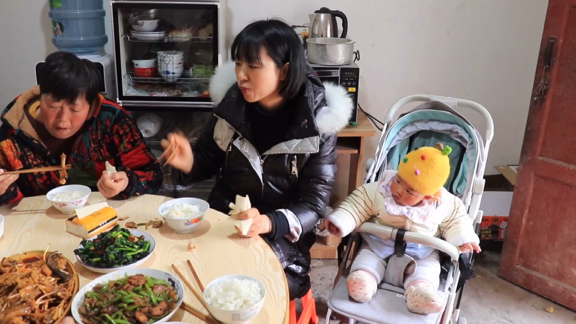 #记录农村生活#明天就过年了,把对联贴上,年味儿越来越重了,做个凉拌鸡吃