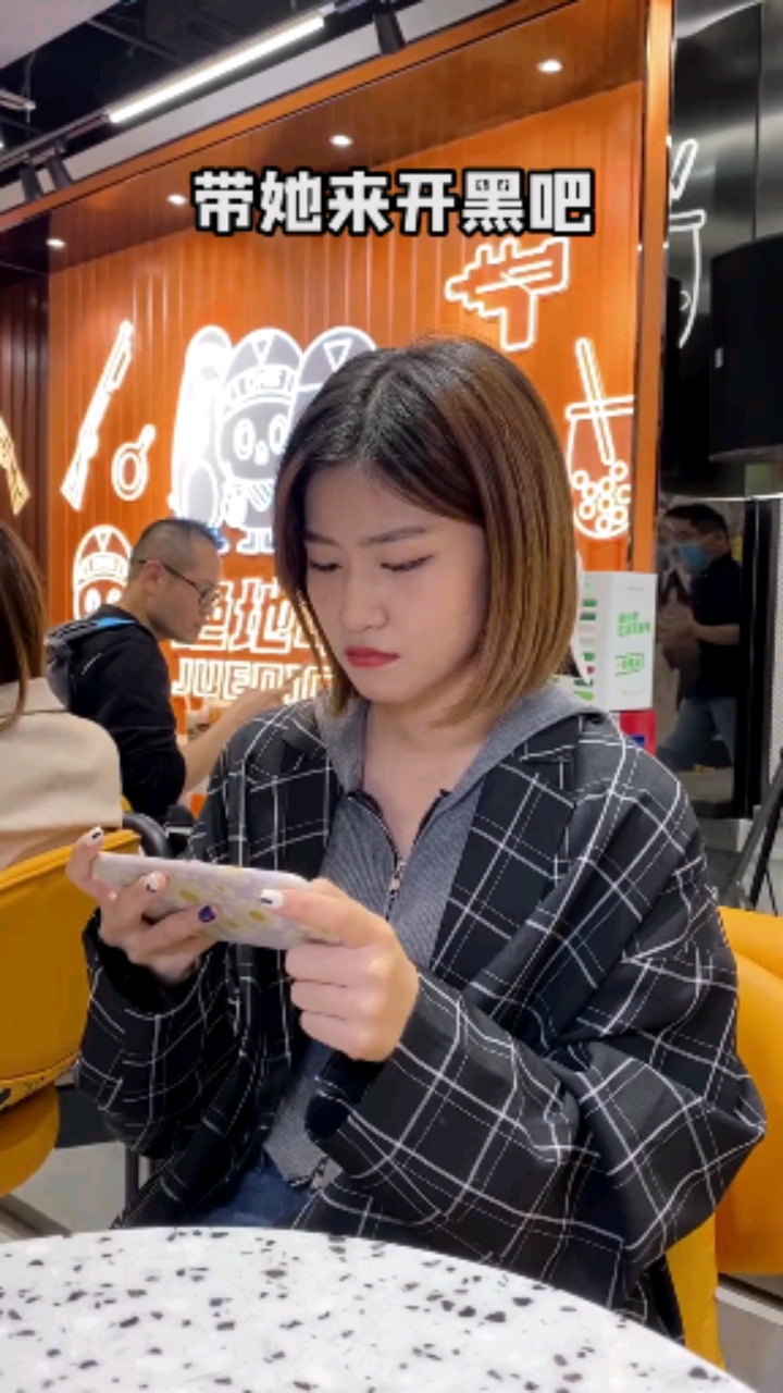 #我要上热门#终于找到一家能够舒舒服服吃鸡的奶茶店!