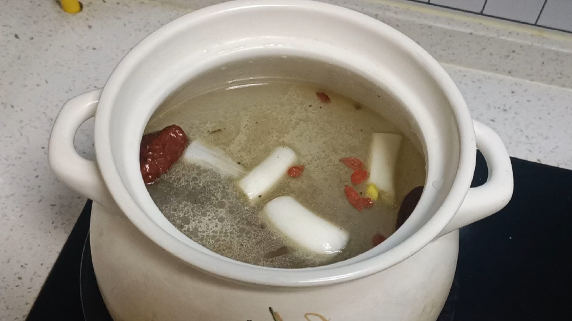 鲫鱼豆腐汤这样做奶白清香,营养丰富。