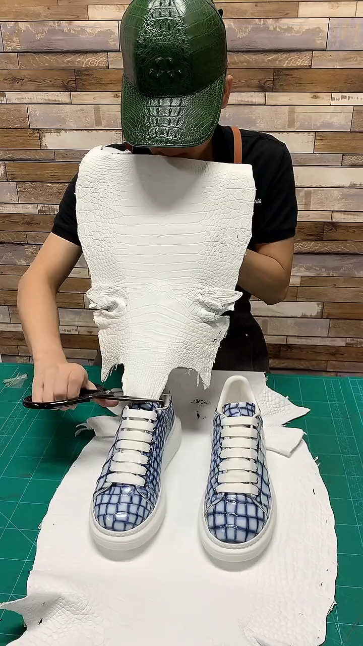 鳄鱼皮运动鞋