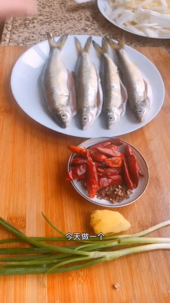 很多朋友说不知道做杂鱼今天它来了香煎杂鱼下酒一流哦