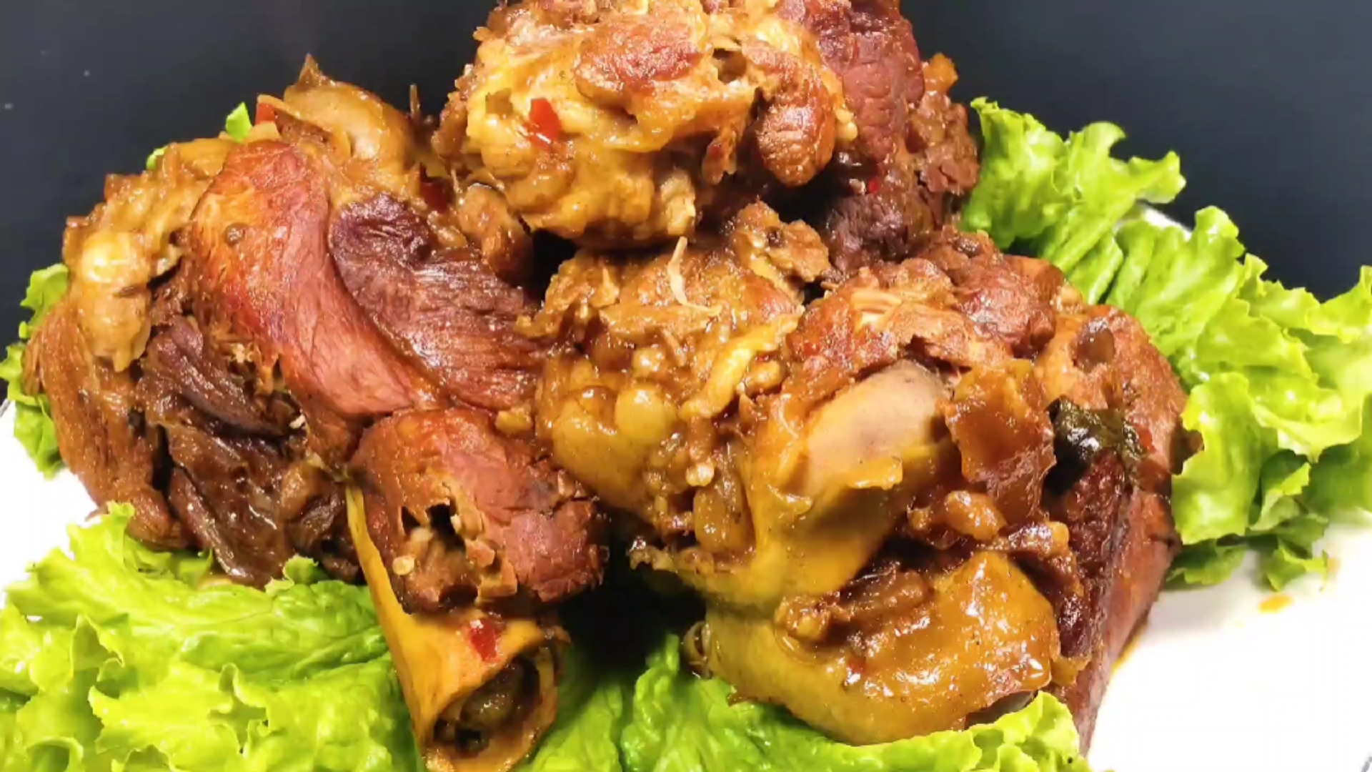 #食神大PK#传统酱骨头,直接放酱就错了,大厨教秘制做法,酱香浓郁色泽诱人