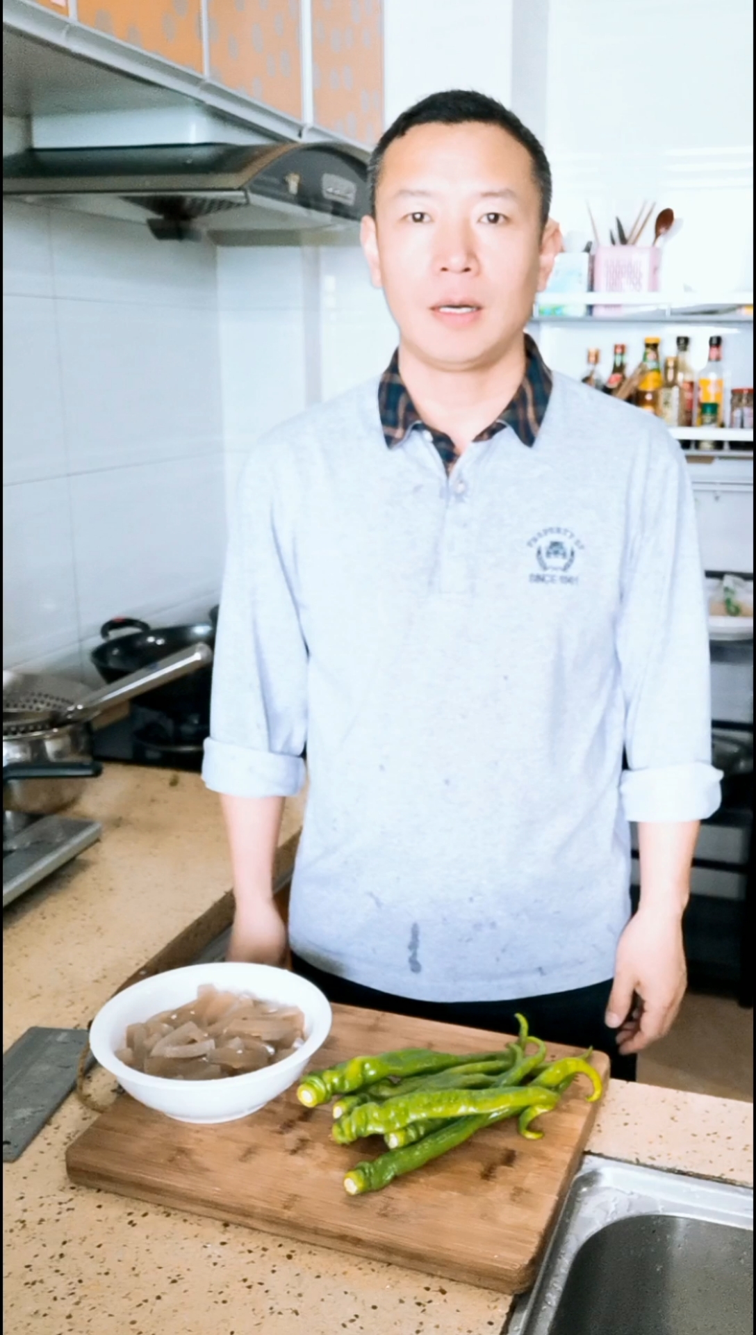 青椒炒魔芋(魔芋我们这边叫黑豆腐),魔芋属于减肥食谱之一,而且营养丰富。