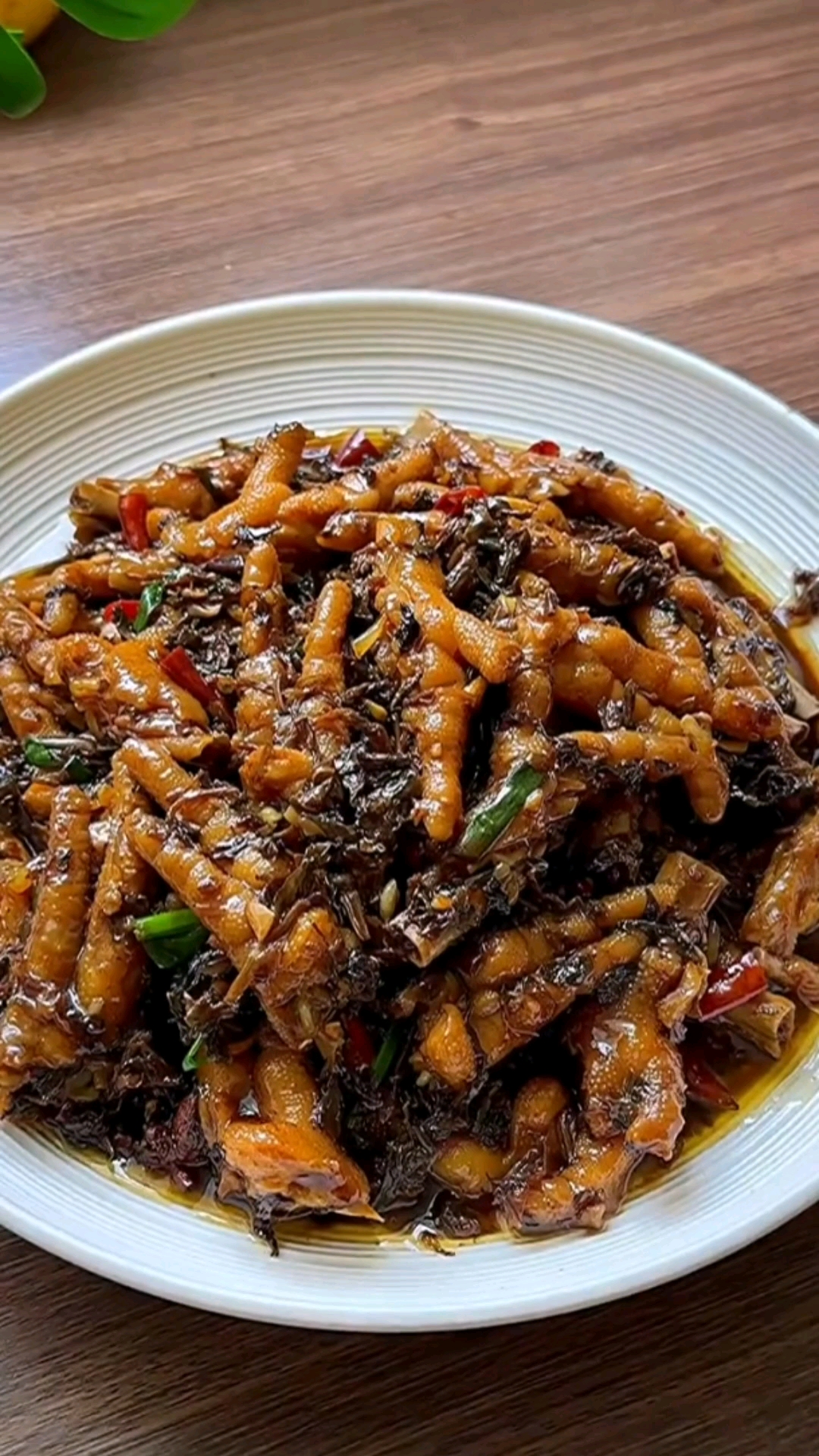 #爱美食爱生活#梅干菜烧鸡爪的家常做法