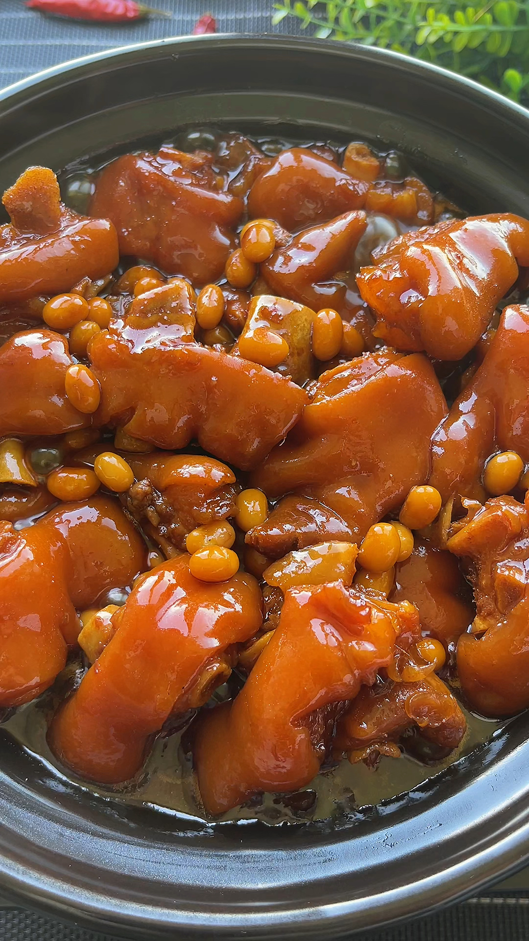 红烧猪蹄大人孩子都爱吃,今天分享个简单做法,软烂入味真的太好吃了~