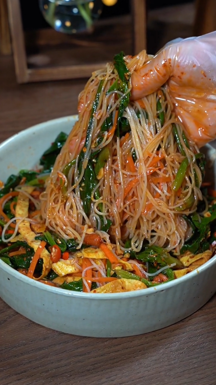 #爱美食爱生活#波菜拌粉丝,餐桌上必备的小凉菜,清爽又解腻,做法简单,还好吃!