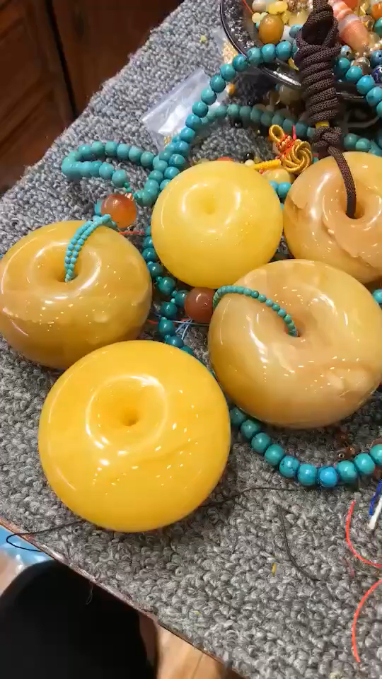 #破壳计划#蜜蜡高品质面包圈,值得收藏,热气球文玩珠宝就是高端原创设计