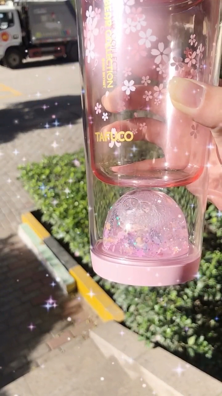 这杯子,就不经意地往外一露,奶茶店老板不得多加两颗珍珠吗?