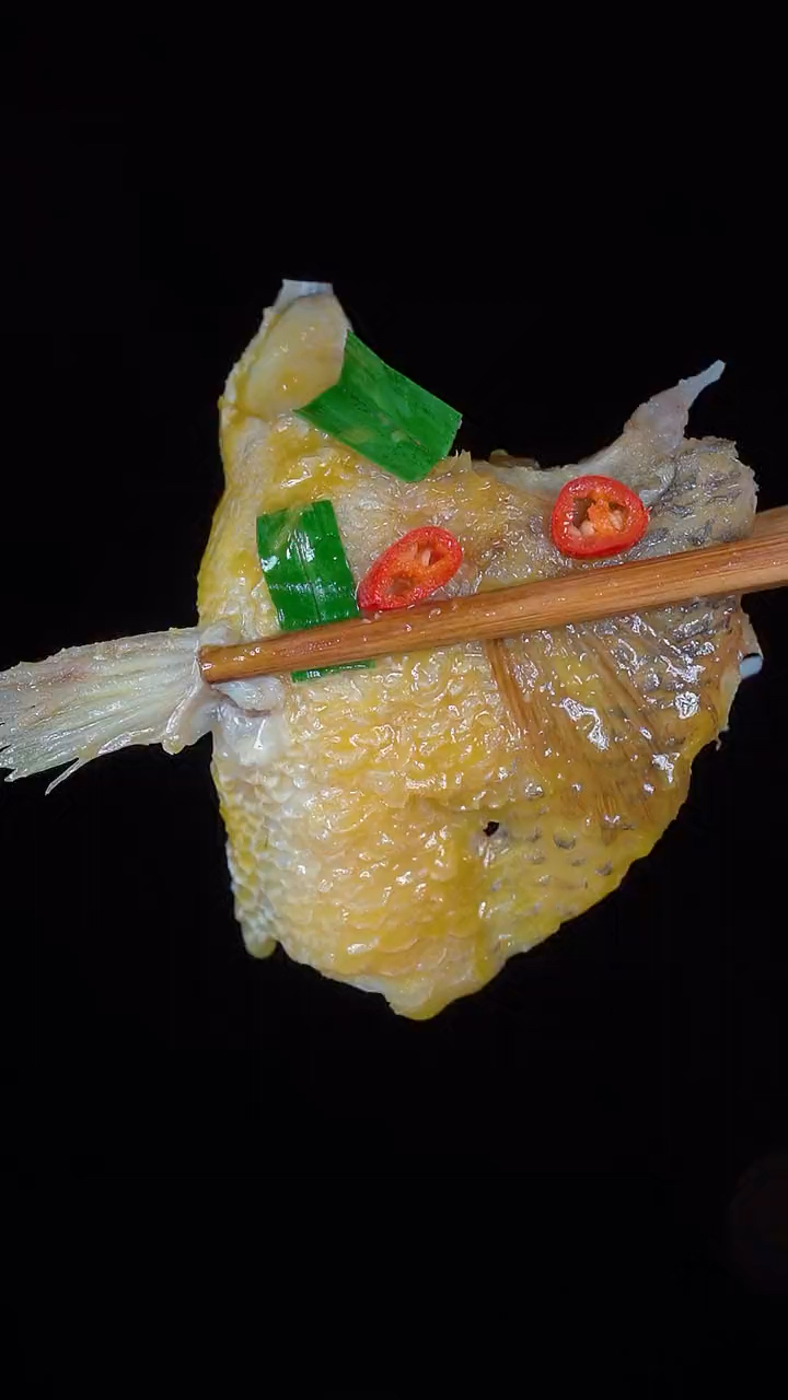 鲈鱼不要老是红烧了,像我这样做道酸汤鲈鱼,酸辣开胃做法还很简单!