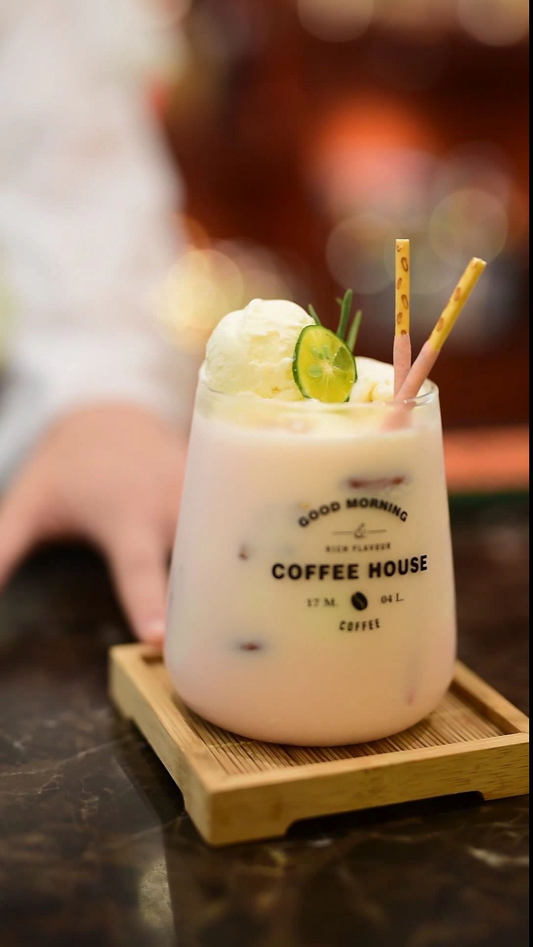 #鸡尾酒#微醺小酒冰激凌空调一个爱人=一个完整的夏天。你还缺什么？