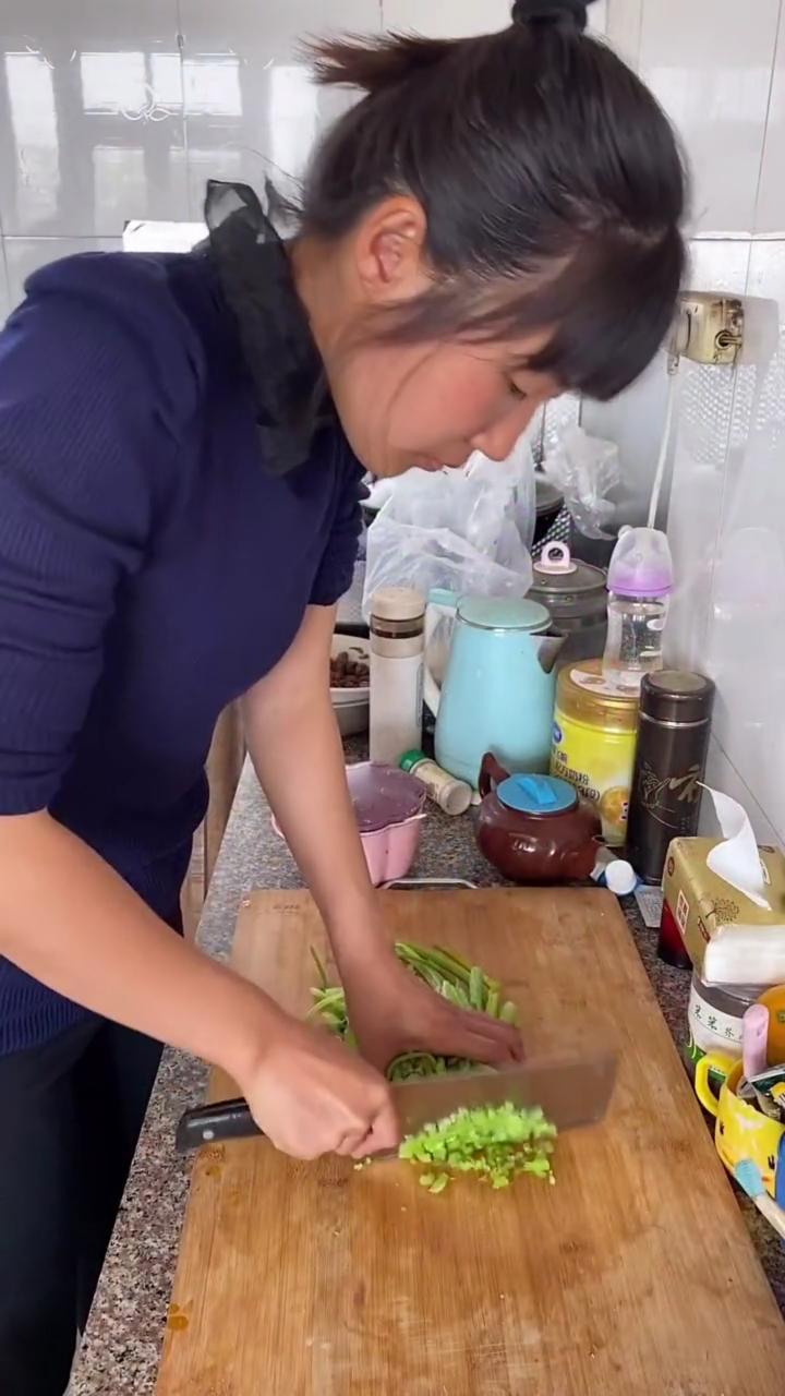 东北宝妈到饭点了,切点芹菜剁点肉,蒸锅羊肉包子,咬一口直冒油,宝妈一气吃到撑
