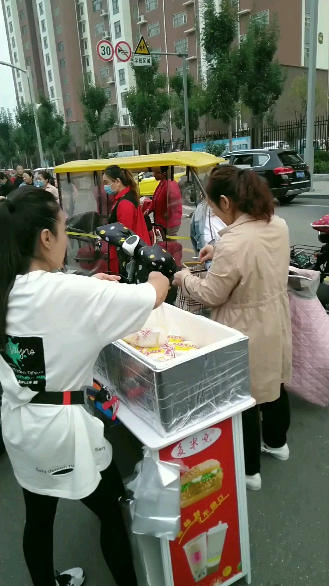 #汉堡摆摊创业#香脆鸡腿堡摆摊,步行街,学校、广场,风景区、等人流大的地方收入高