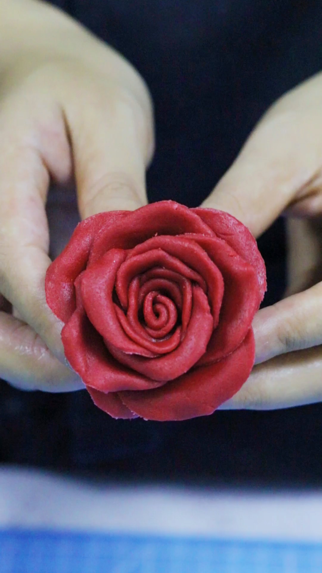 教你一分钟快速制作出翻糖玫瑰花,厦门学翻糖蛋糕培训去哪?来正午起航,咨询学费回