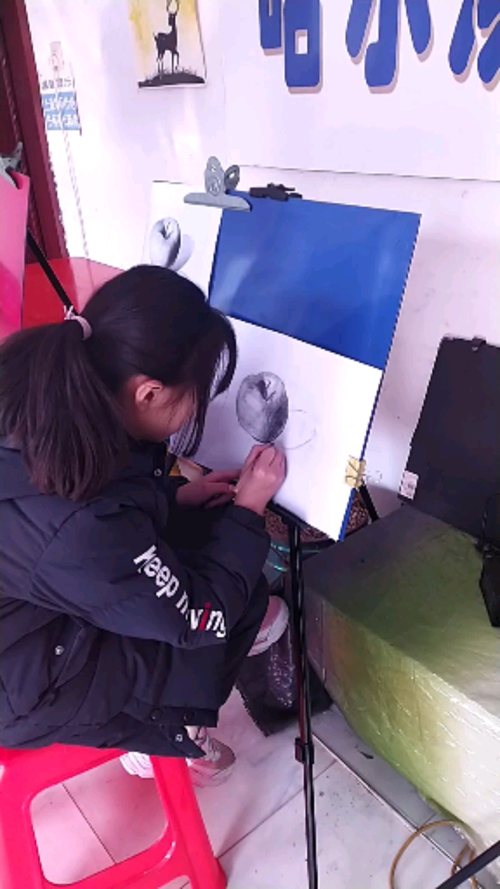 #美味的元宵#学生余羽婷在完成静物素描作业