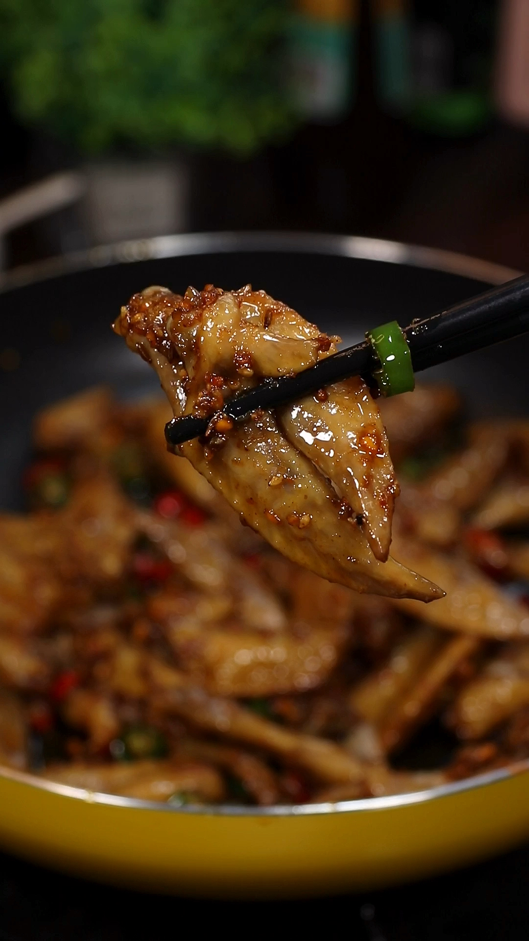 鸡翅尖这样做,一口一个!好吃到停不下来