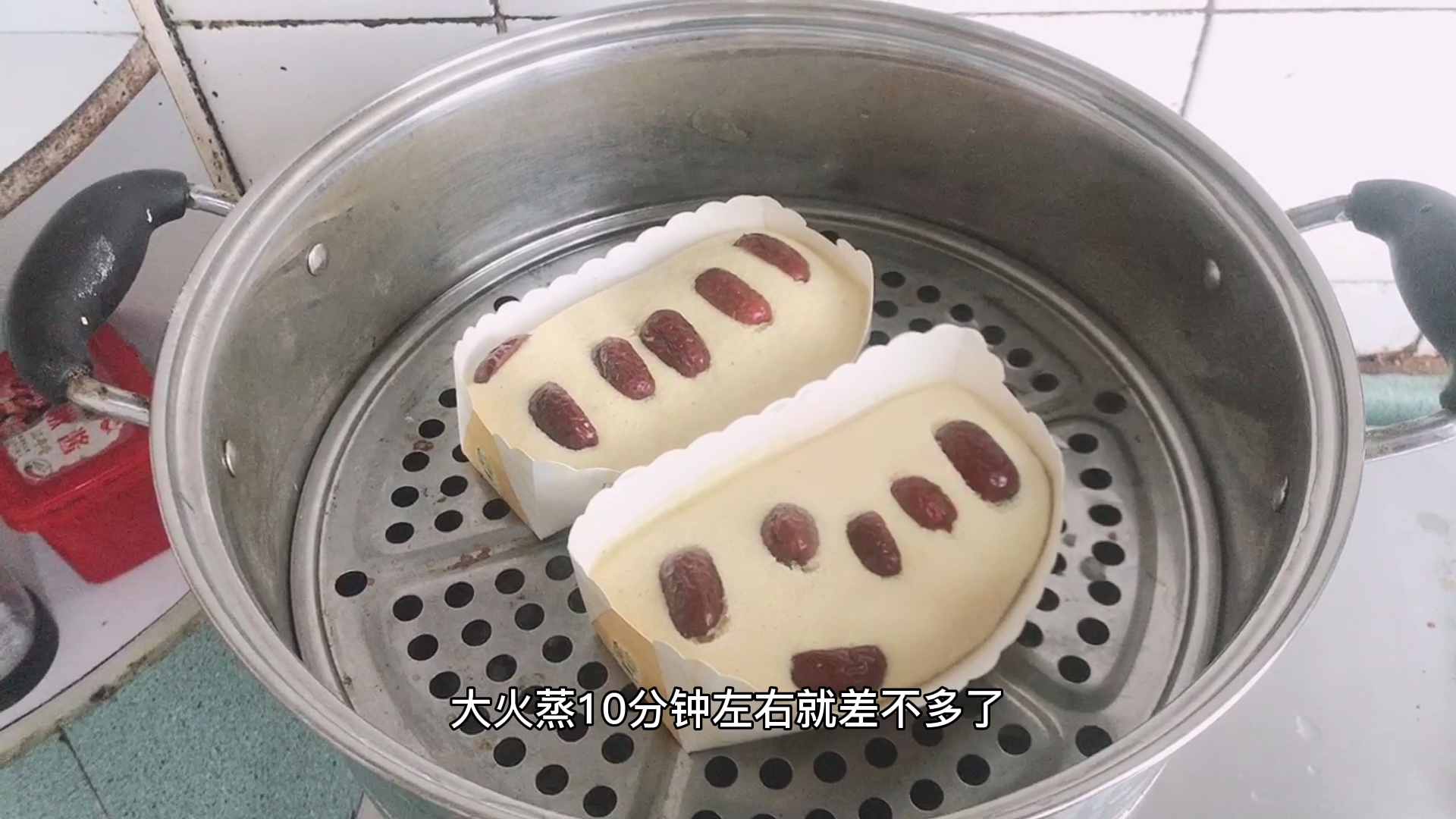 富含蛋白质的食物,大豆鸡蛋玉米面做的蒸糕。