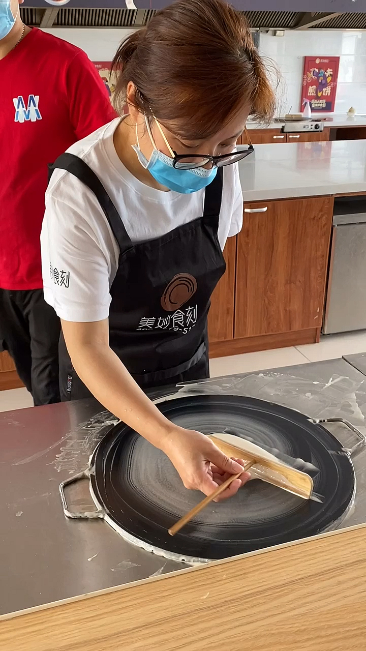 90后的宝妈学了三天就回去开店了,过够了家庭主妇的生活,经济独立的女人才最自信