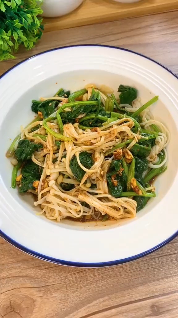 #再不减肥就来不及了。#菠菜金针菇,可以当做晚餐吃哦,掉称超快。