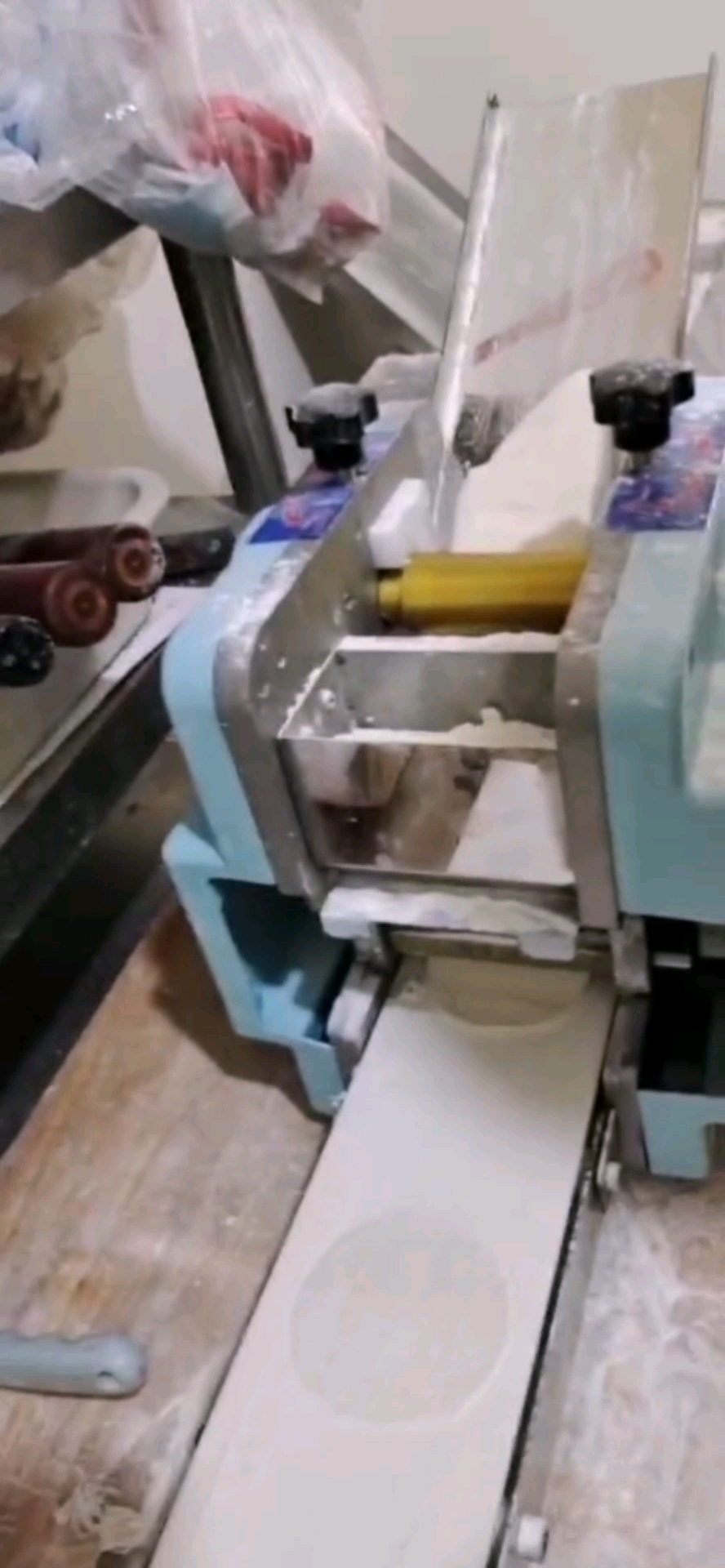 更换模具的小型饺子皮机一次成型擀饺子皮机器