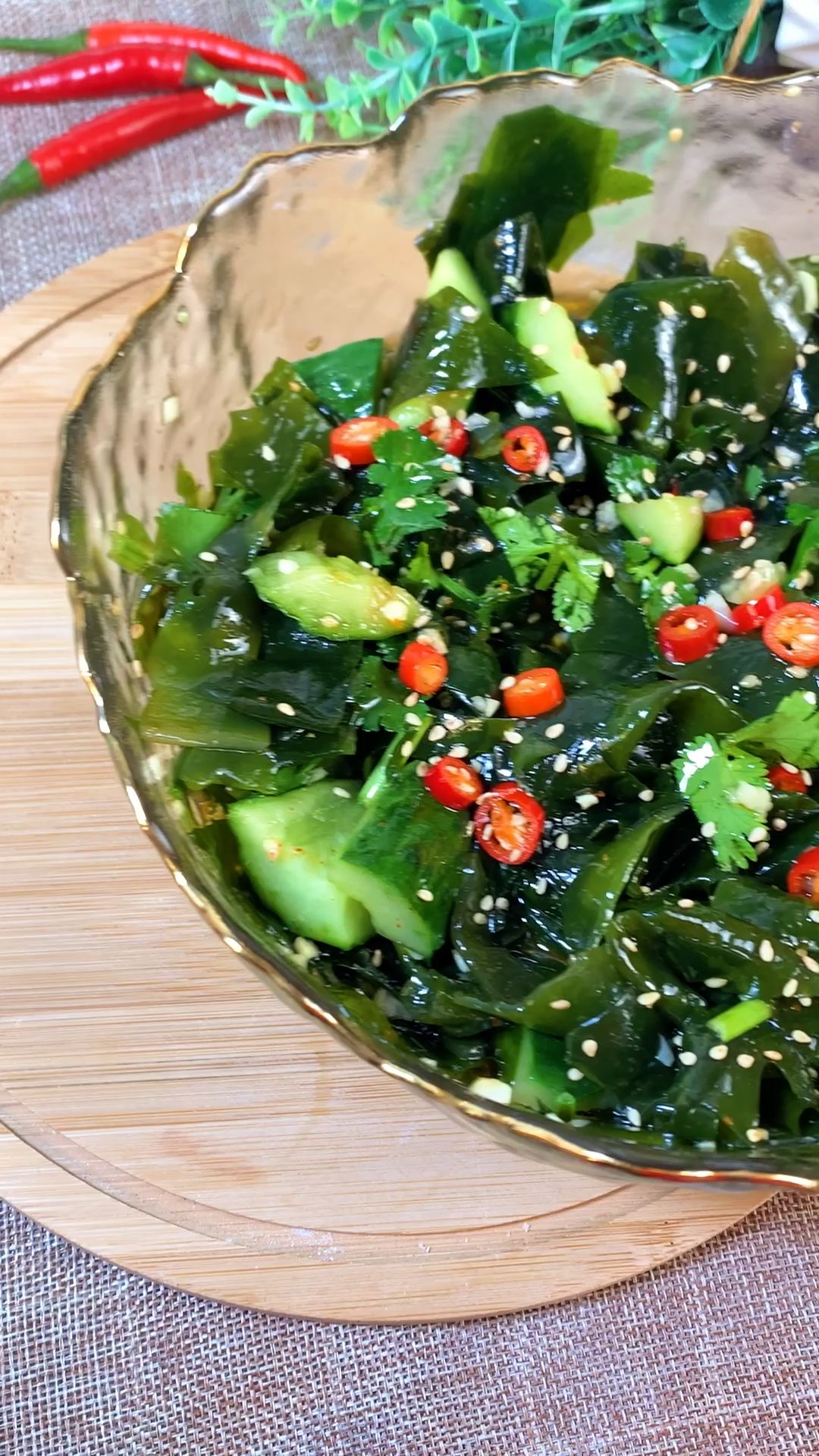 裙带菜是生长在大海里的绿色食品,是海带的一种,他们的味道是一样的,但是口感要比