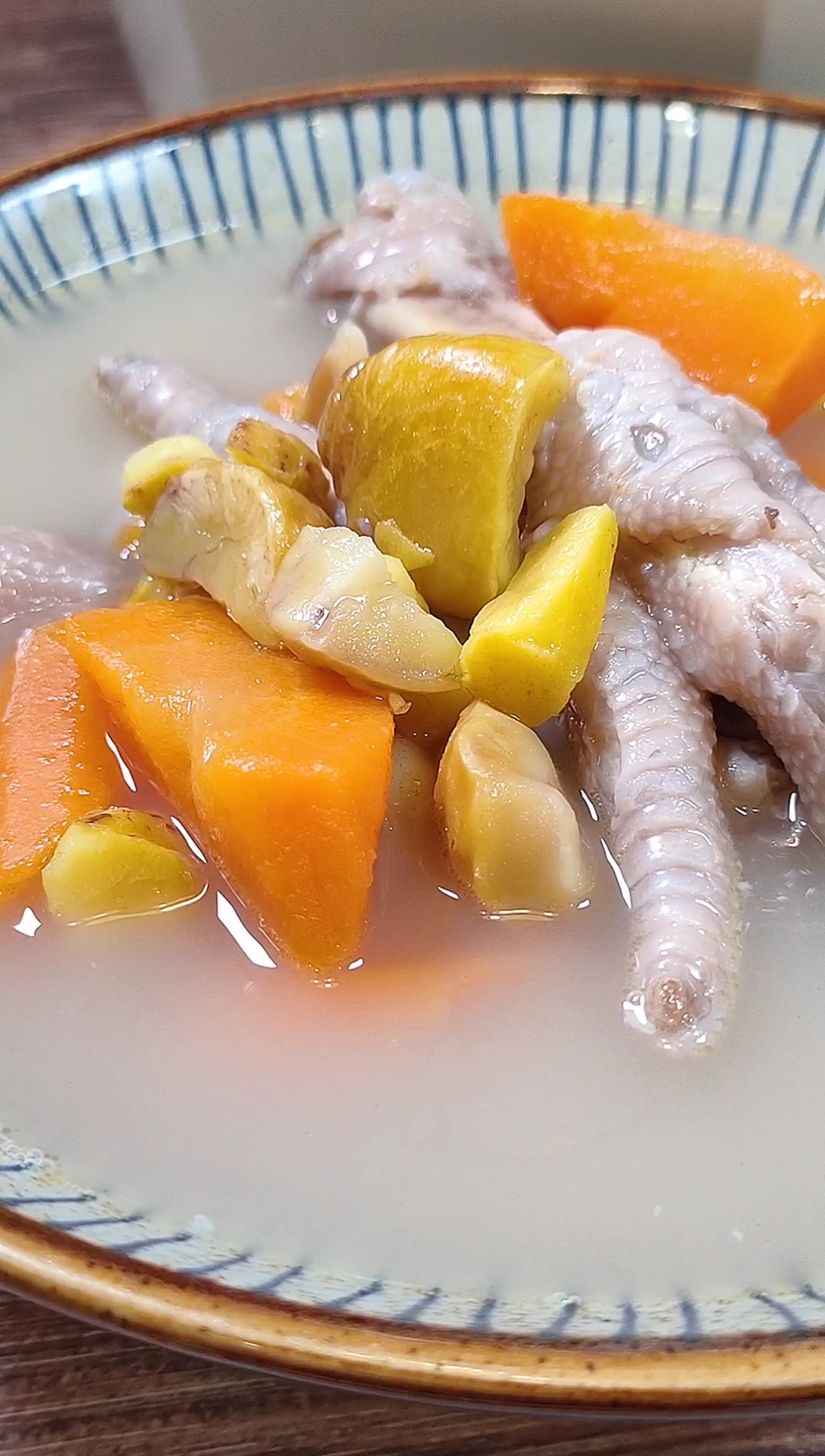 #美食#秋天要喝汤,强身健体润秋燥,栗子鸡脚红萝卜汤好喝又营养。