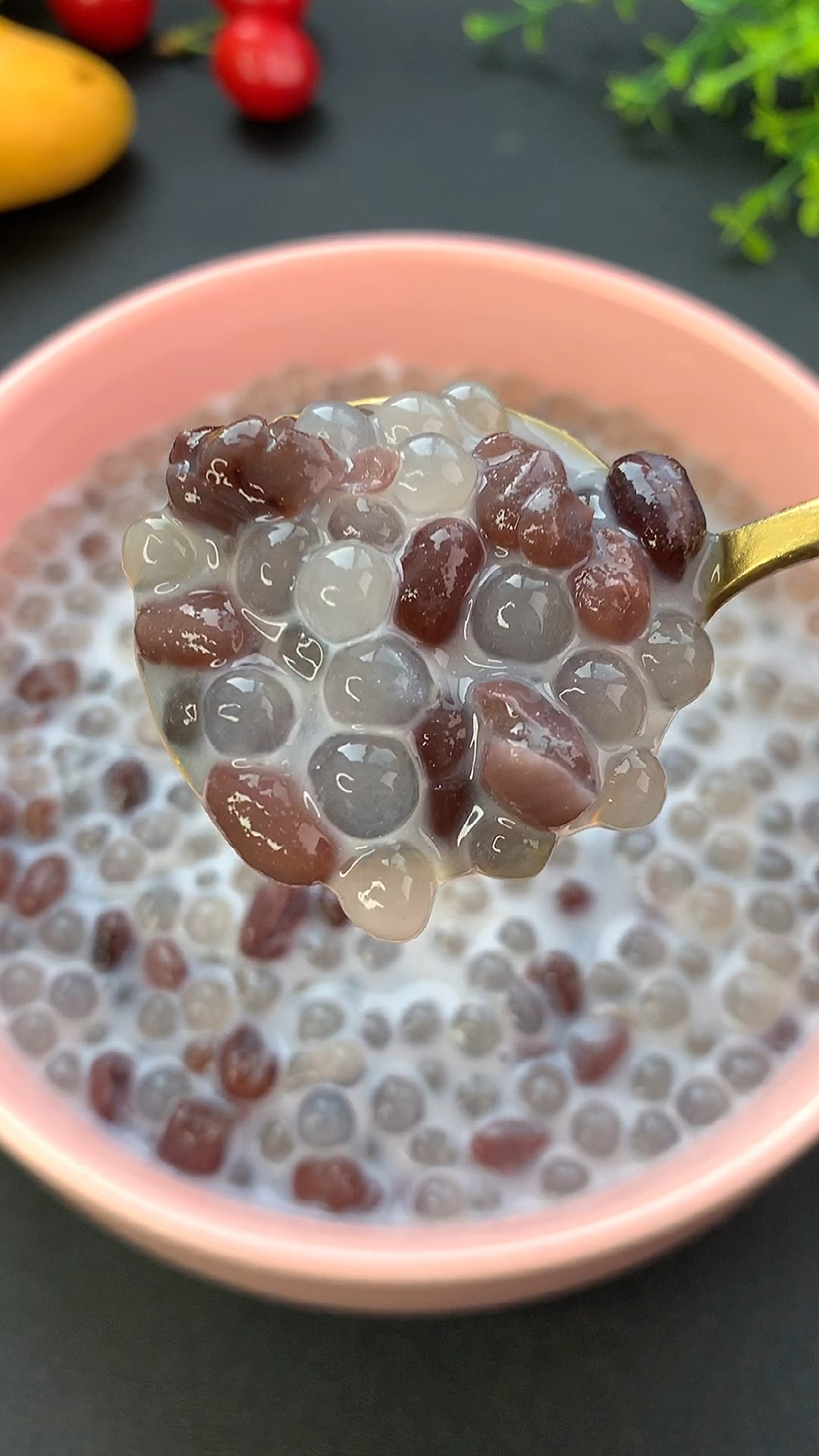 天热啦,来做一碗冰凉凉的红豆椰奶西米露吧,口感细腻Q弹,好吃的不得了~