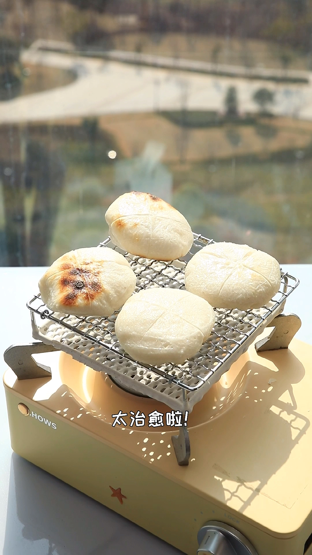 #家乡特色美食#传统糍粑烤着吃，蘸上黄豆粉和红糖，香甜软糯，幸福呀！祝大家腊八节快乐～