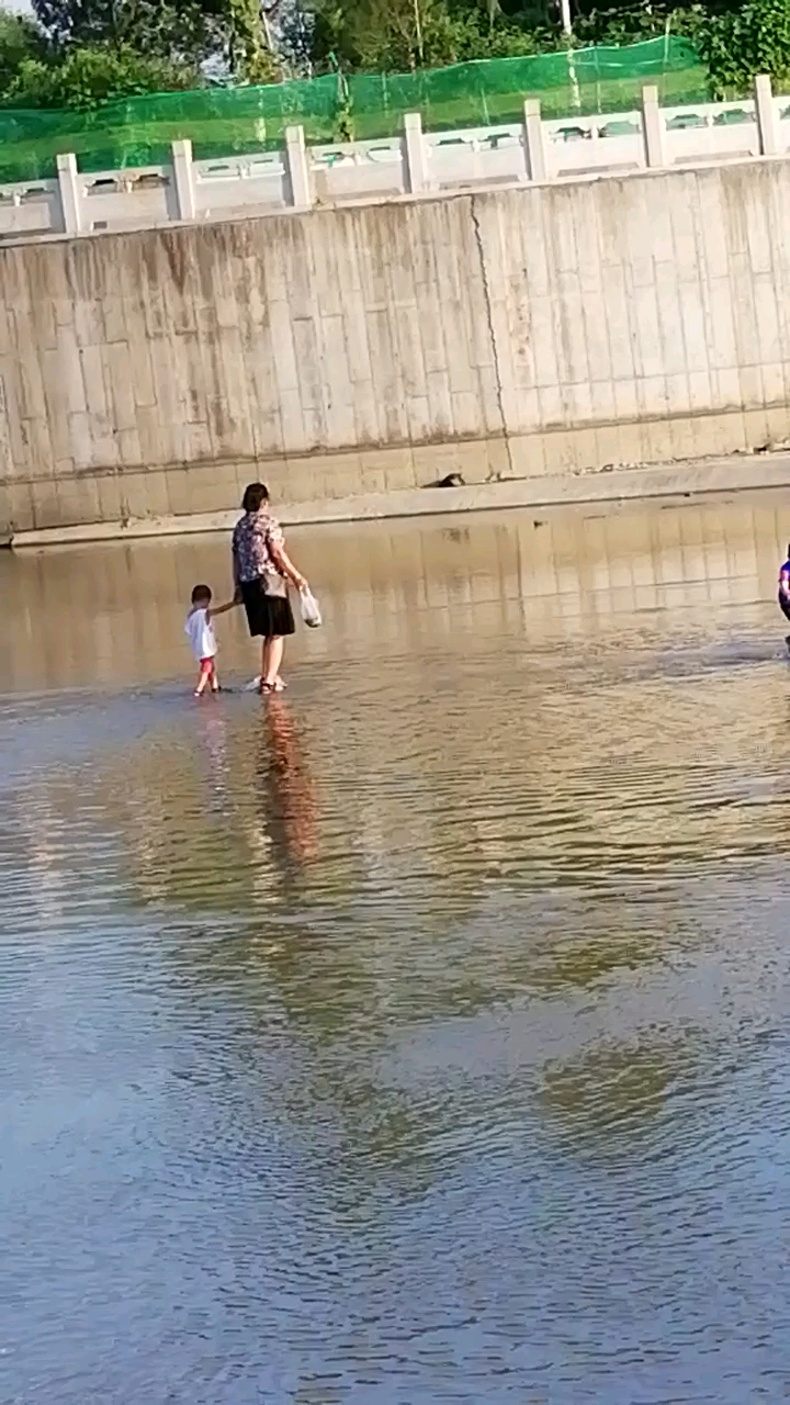 #音为有你#为了防汛将沙河水放了,孩子们来到河底戏水捞鱼