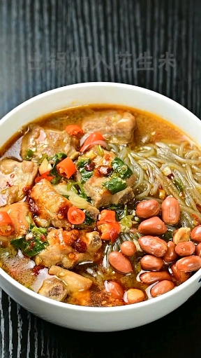 #美食#今天就来个排骨酸辣粉,浓浓的排骨汤跟酸酸辣辣的味道简直是绝配,一碗都不够吃