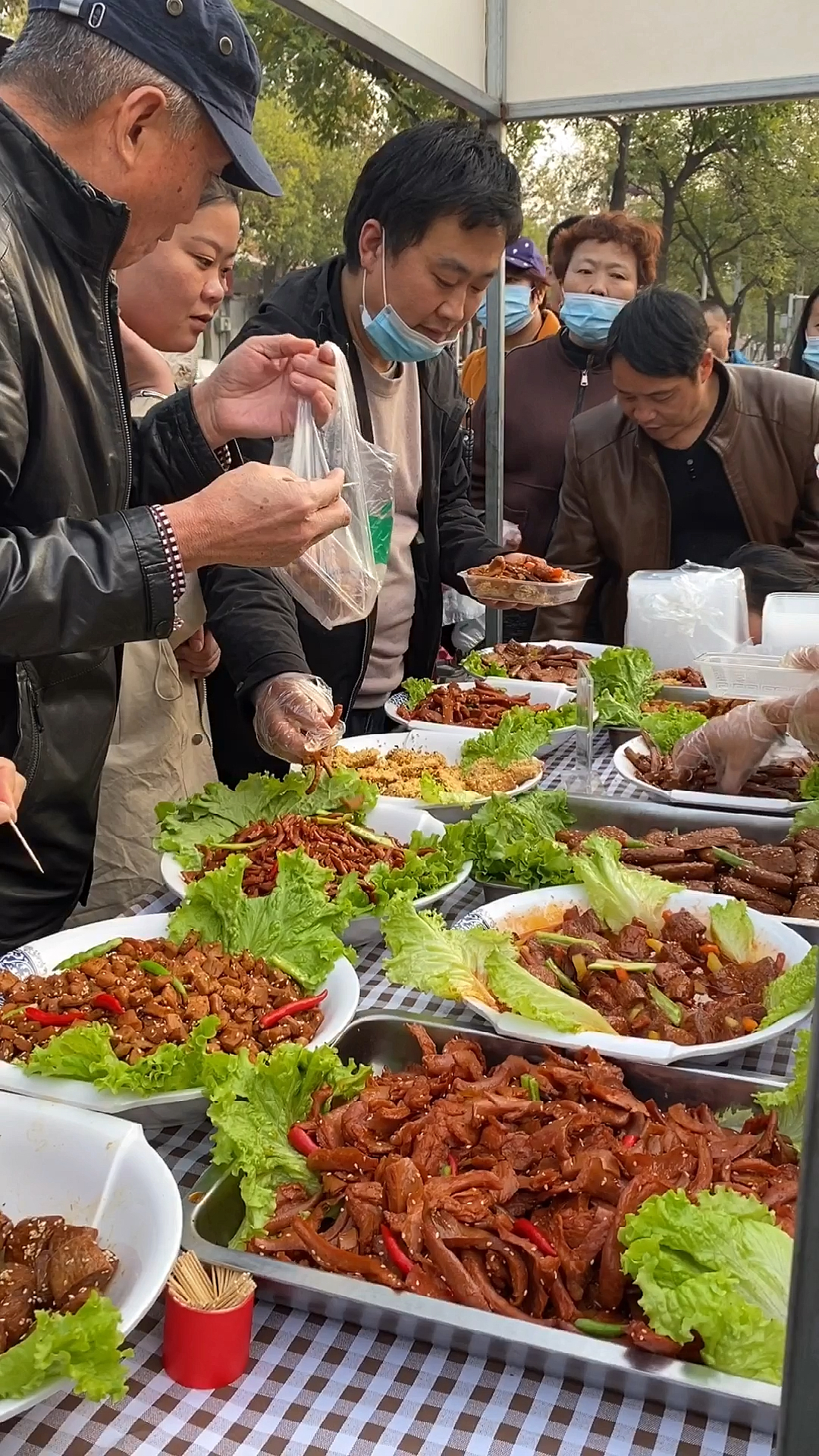 一出摊就被围得水泄不通的手撕素肉为什么这么受欢迎,好吃不贵,营养健康才是根本