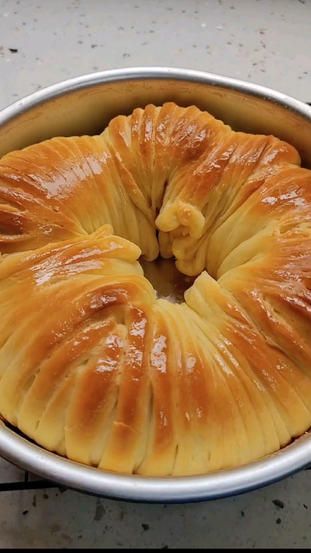 #在家做个拿手菜#家里有烤箱的可以试一下这个像毛线球一样的红豆面包,柔软香甜又拉丝,可以一