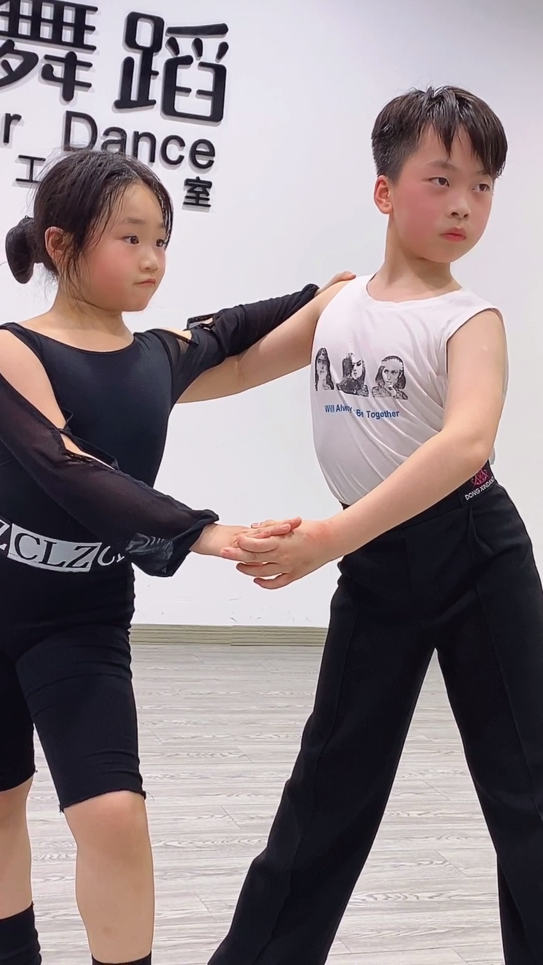 #舞蹈#鸭子定律:鸭子看上去悠闲地在水面上游动,可是你根本不知道在水下,它的脚掌拼命划动