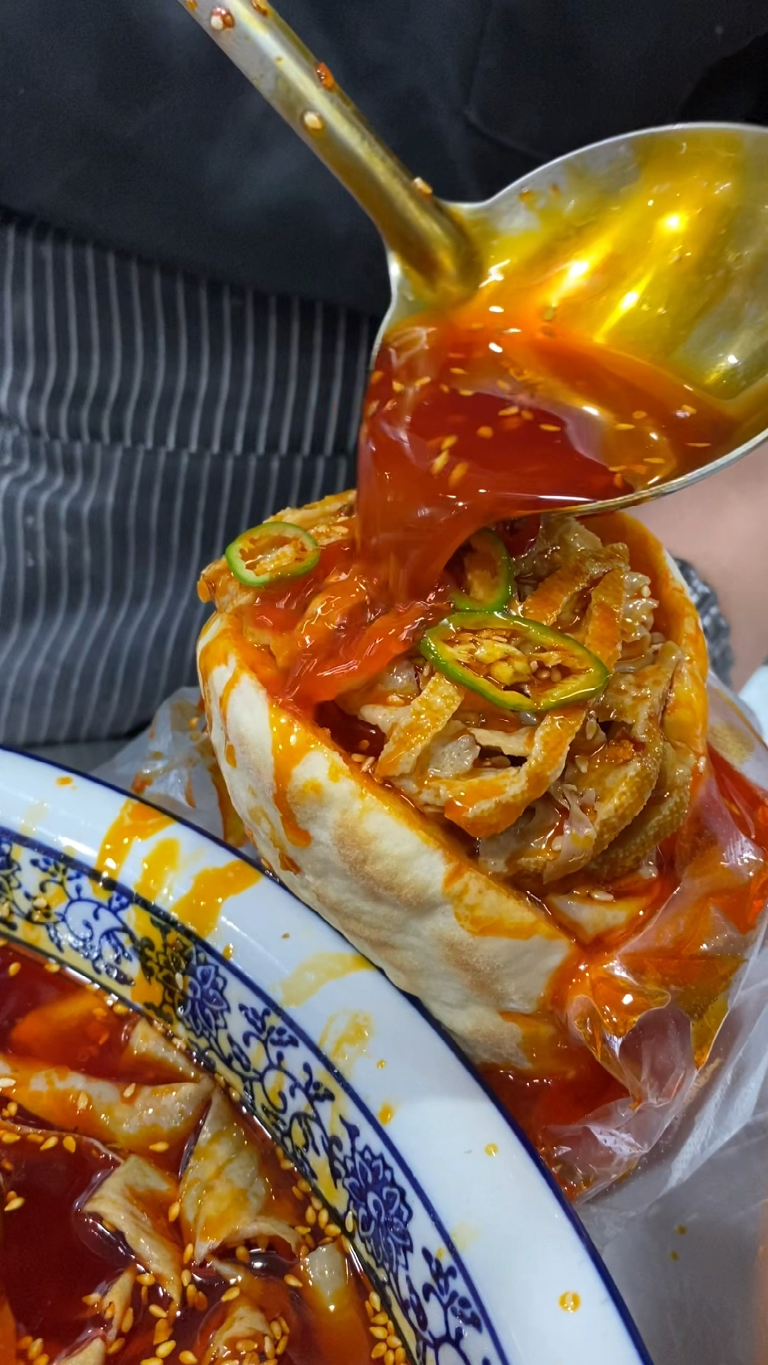 #风味人间#十年寒窗苦读没有使我金榜题名,灌汤烧饼让我找到新的方向,每天一袋面