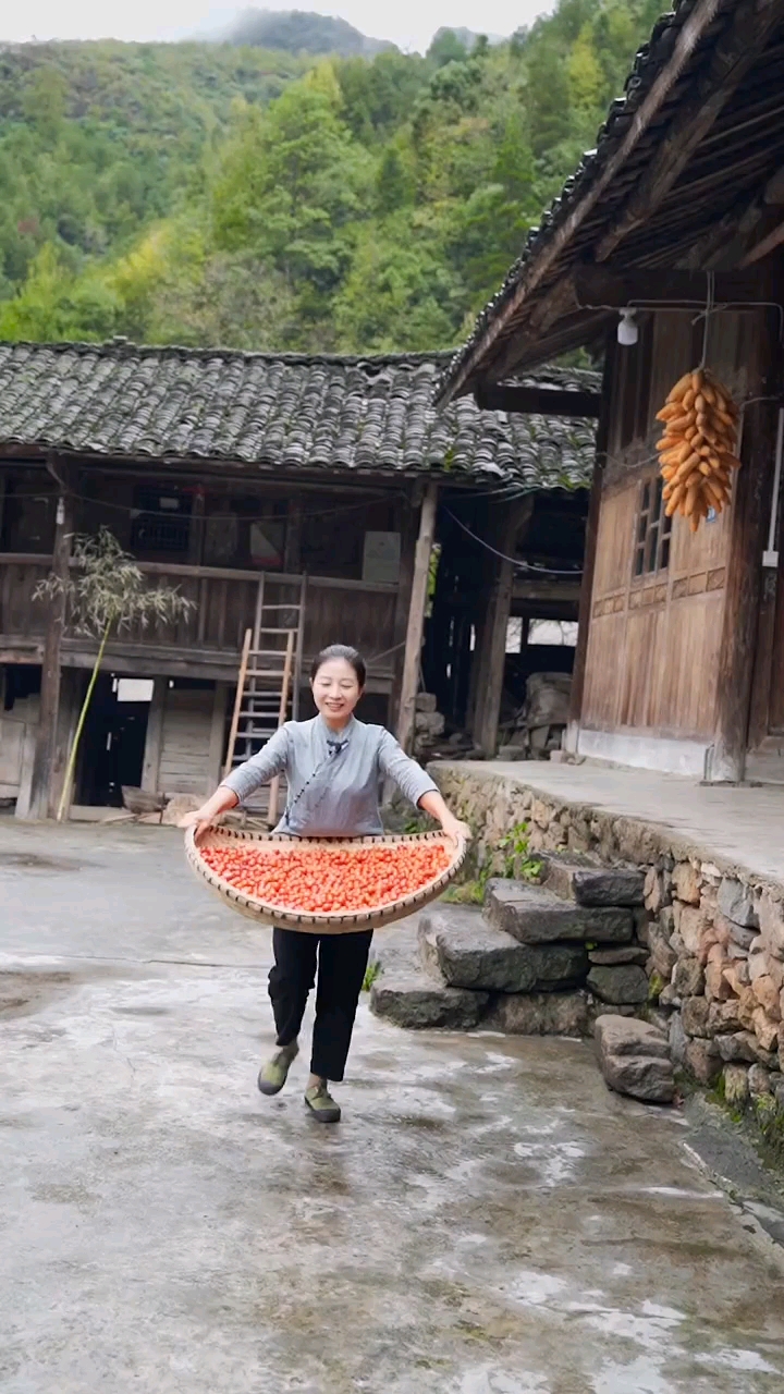 你知道凯里红酸汤的灵魂在哪里吗?摘毛辣果做了红酸汤,配着小河鱼做了爱吃的酸汤鱼