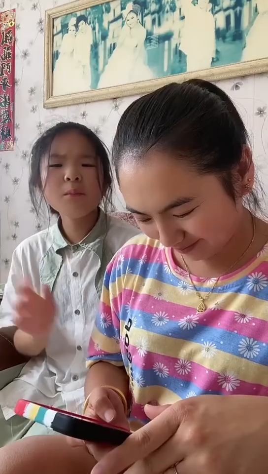 #熊孩子的日常#吃汉堡喽！