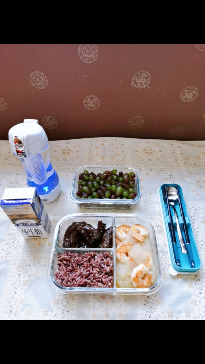 记录初中生活,初三.春季。第四十天午餐,红烧牛蹄筋,冬瓜虾仁,杂粮包,茉莉香葡萄