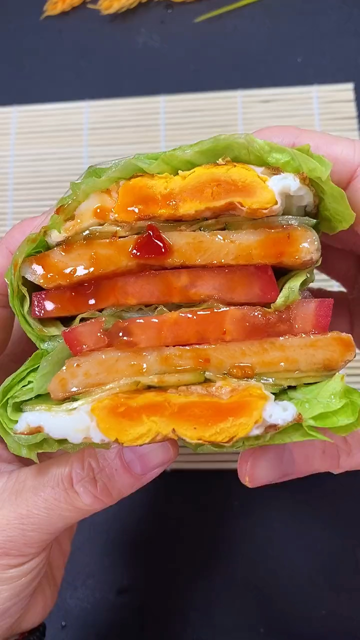 #该减肥了#姐妹们减脂期一定要多吃一些优质蛋白质哦!这个蔬菜鸡肉卷,真的超好吃