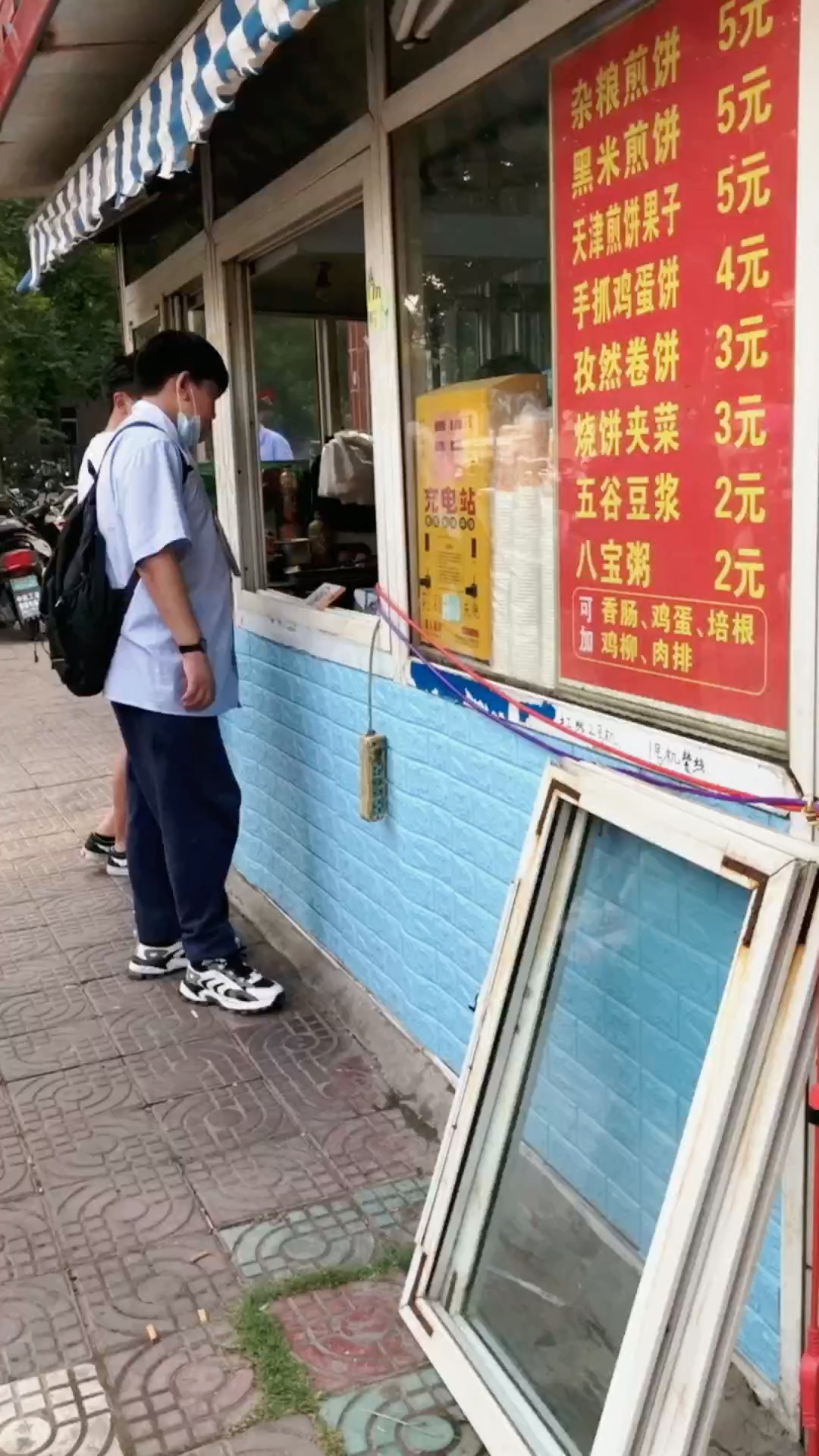 手抓鸡蜜饼4元孜然卷饼3元烧饼夹菜3元五谷豆浆2元八宝粥2元香肠、鸡蛋、培根