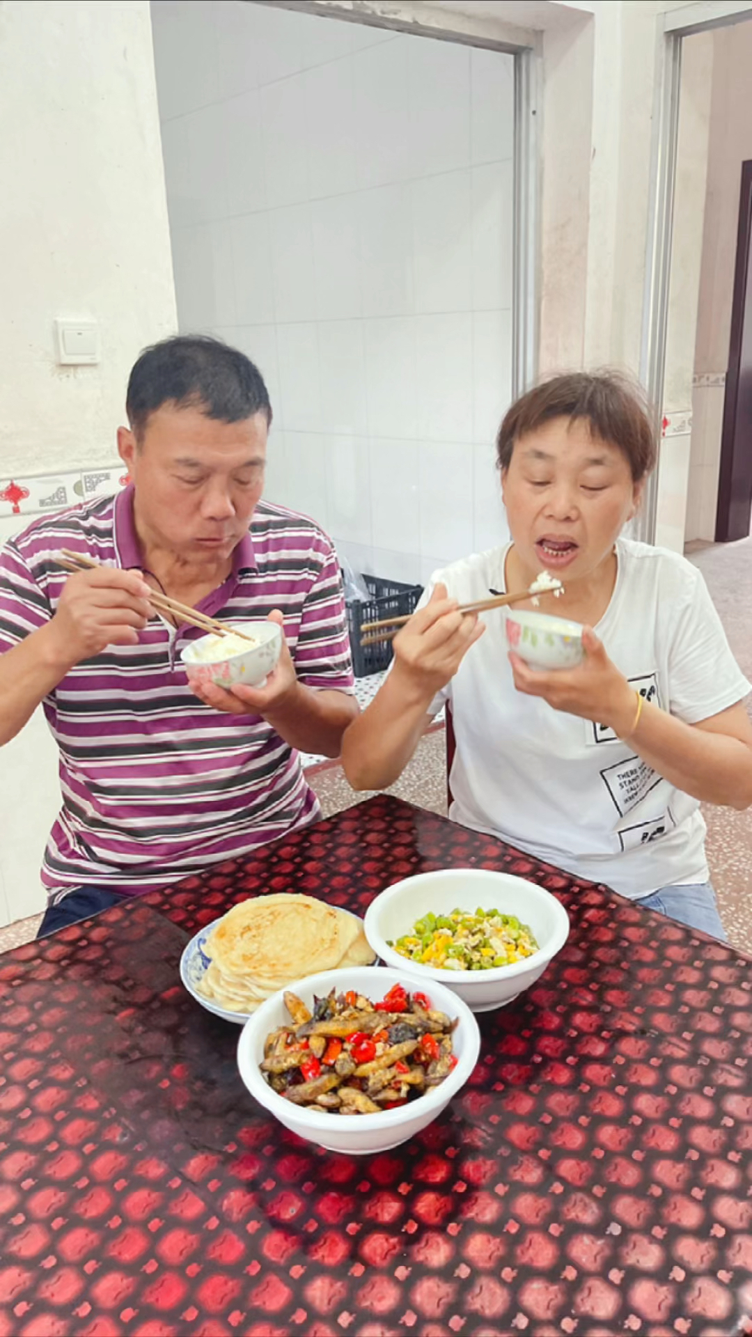 #记录生活#天气好.静坐半天钓了满满一碗野生石斑鱼.途中的小野莓也如此清甜.满足