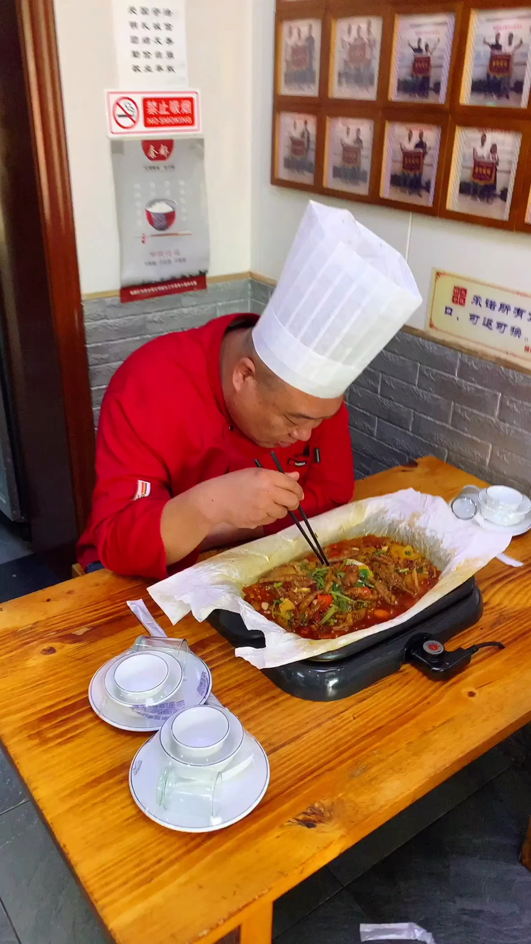 上班时间偷吃的厨师长……