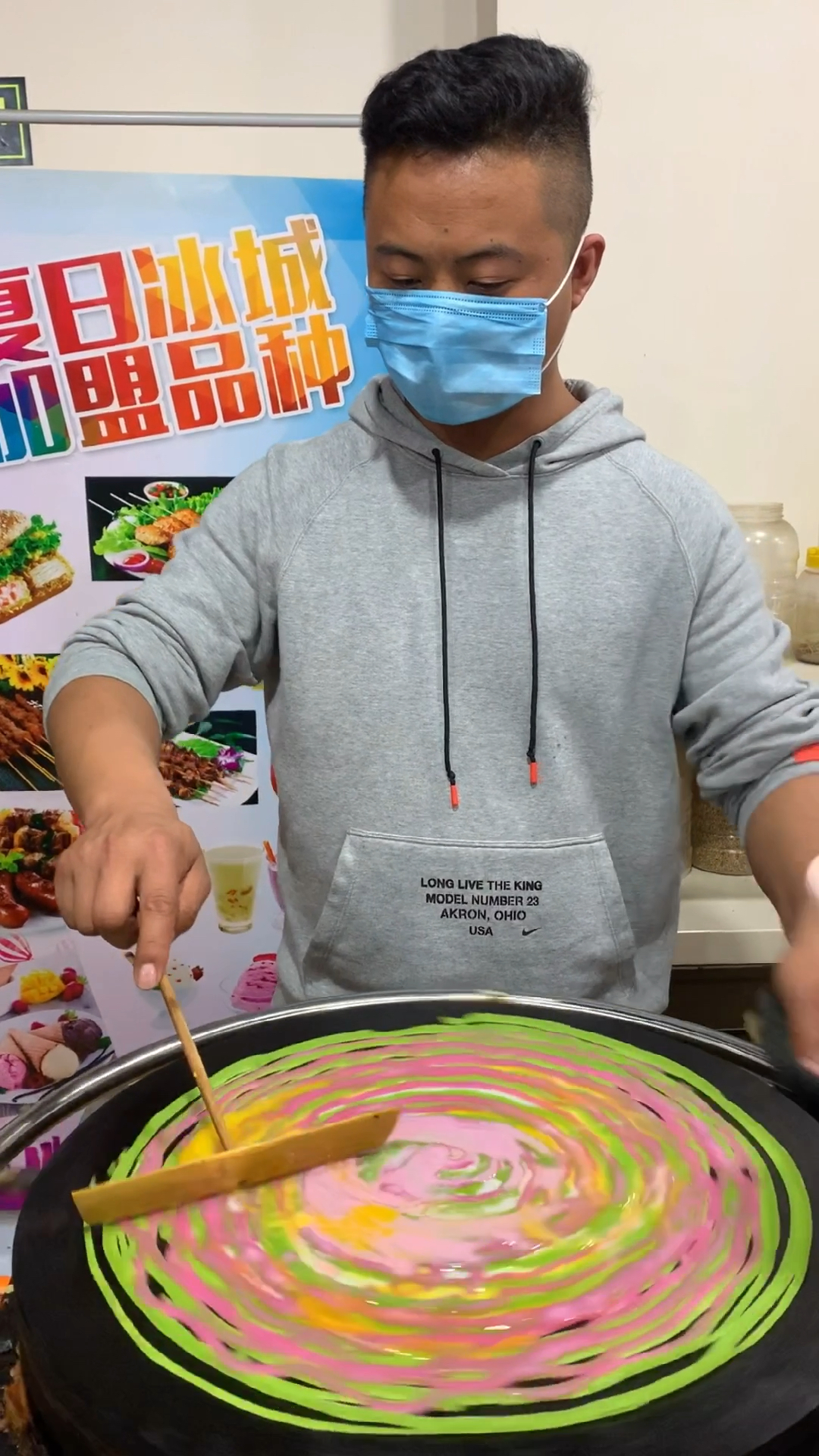 为了给孩子凑学费摆摊卖果蔬煎饼早出晚归,今天生意不错100斤面都不够卖