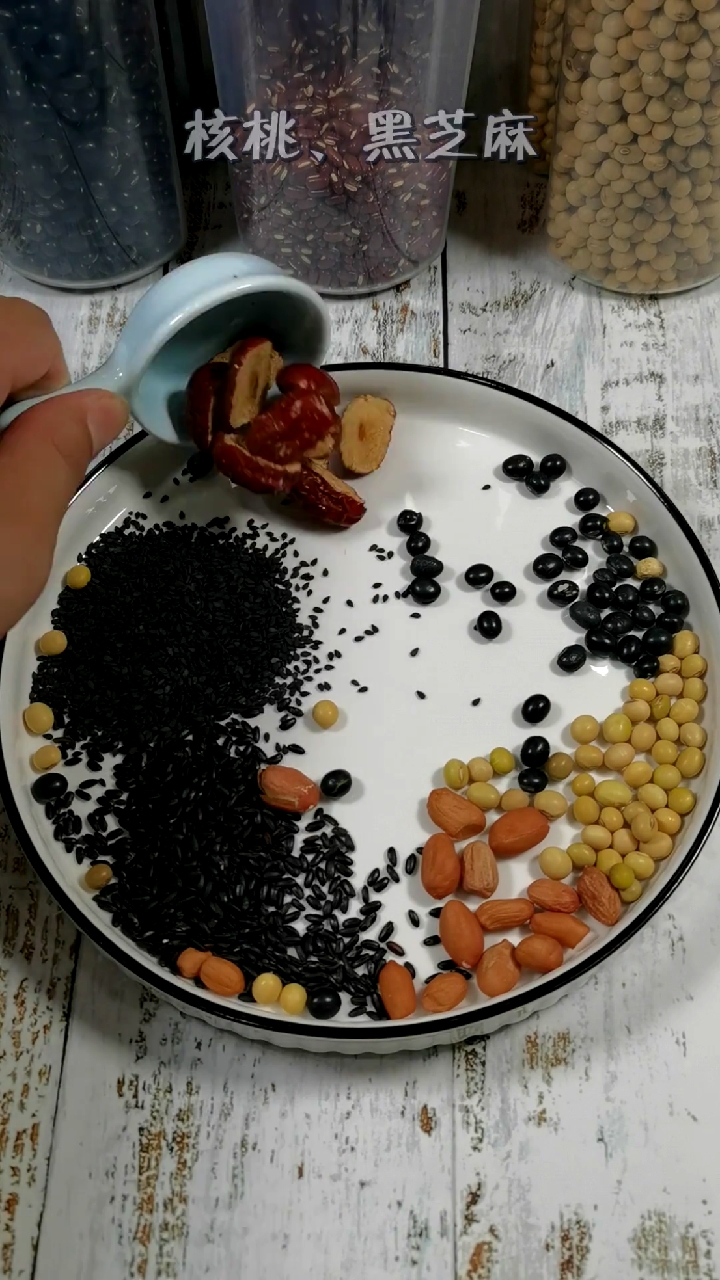 #营养豆浆#元气满满一整天的五谷豆浆来了，每天早上要喝一碗哦