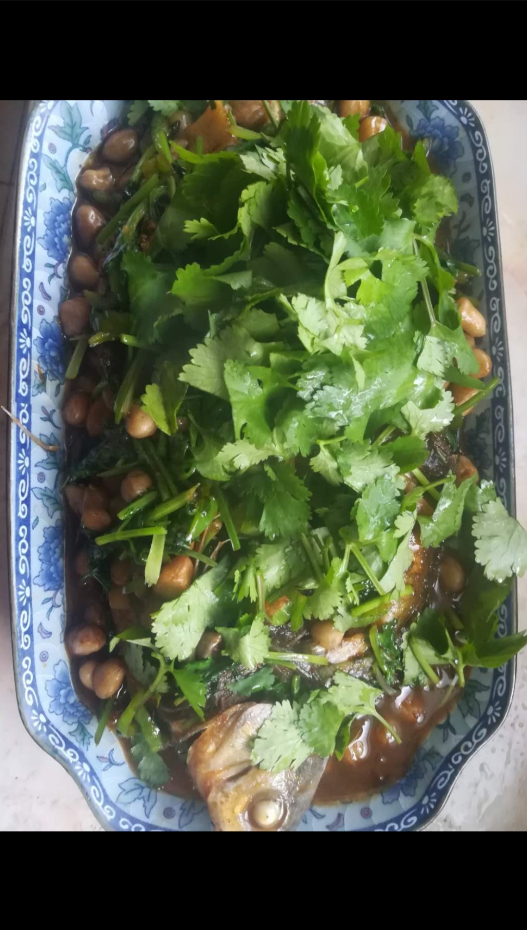 今天做一道家常菜,我家蓝短巧克力最喜欢吃。【红烧花生鲳鱼】