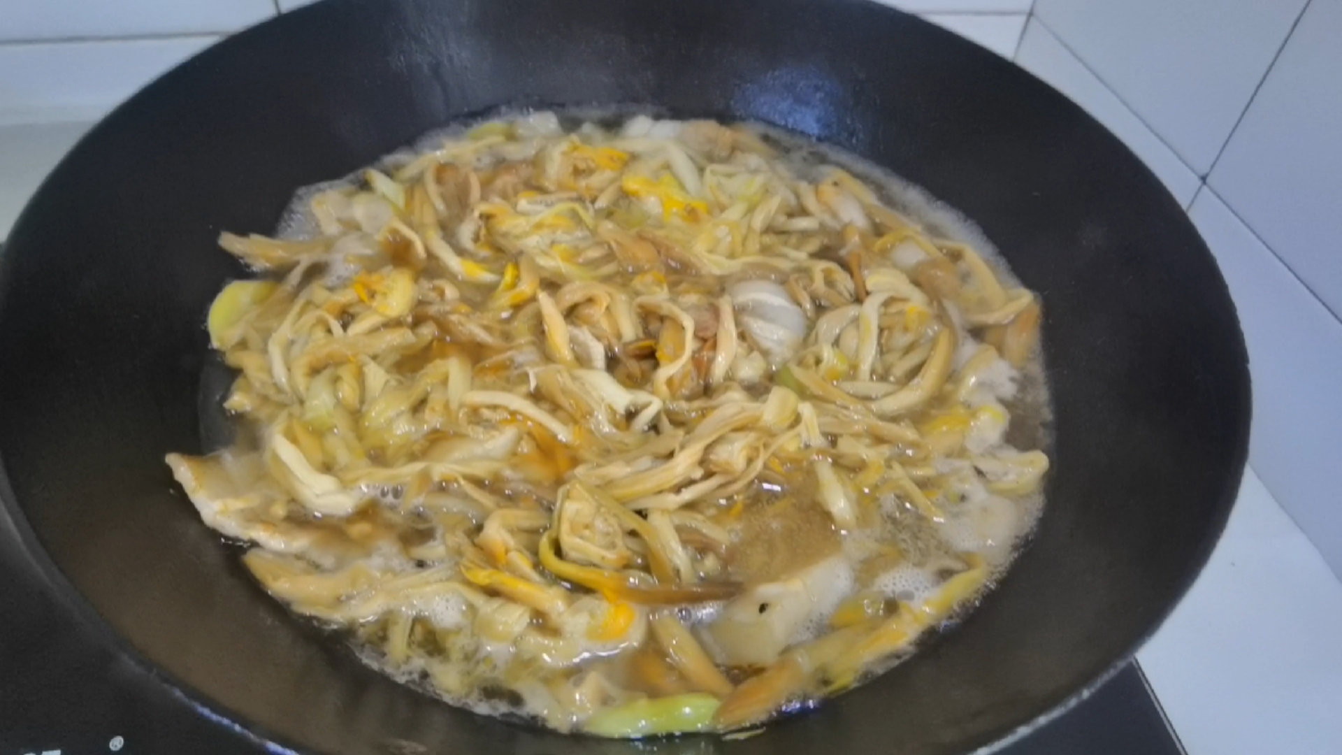 #记录生活#五花肉炖黄花菜,营养又美味
