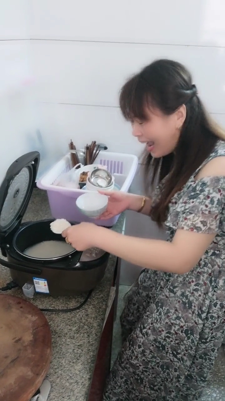 我想问一下,有好多友友们干过,炒菜好了,忘了按电饭锅,等到吃饭要去上班了。