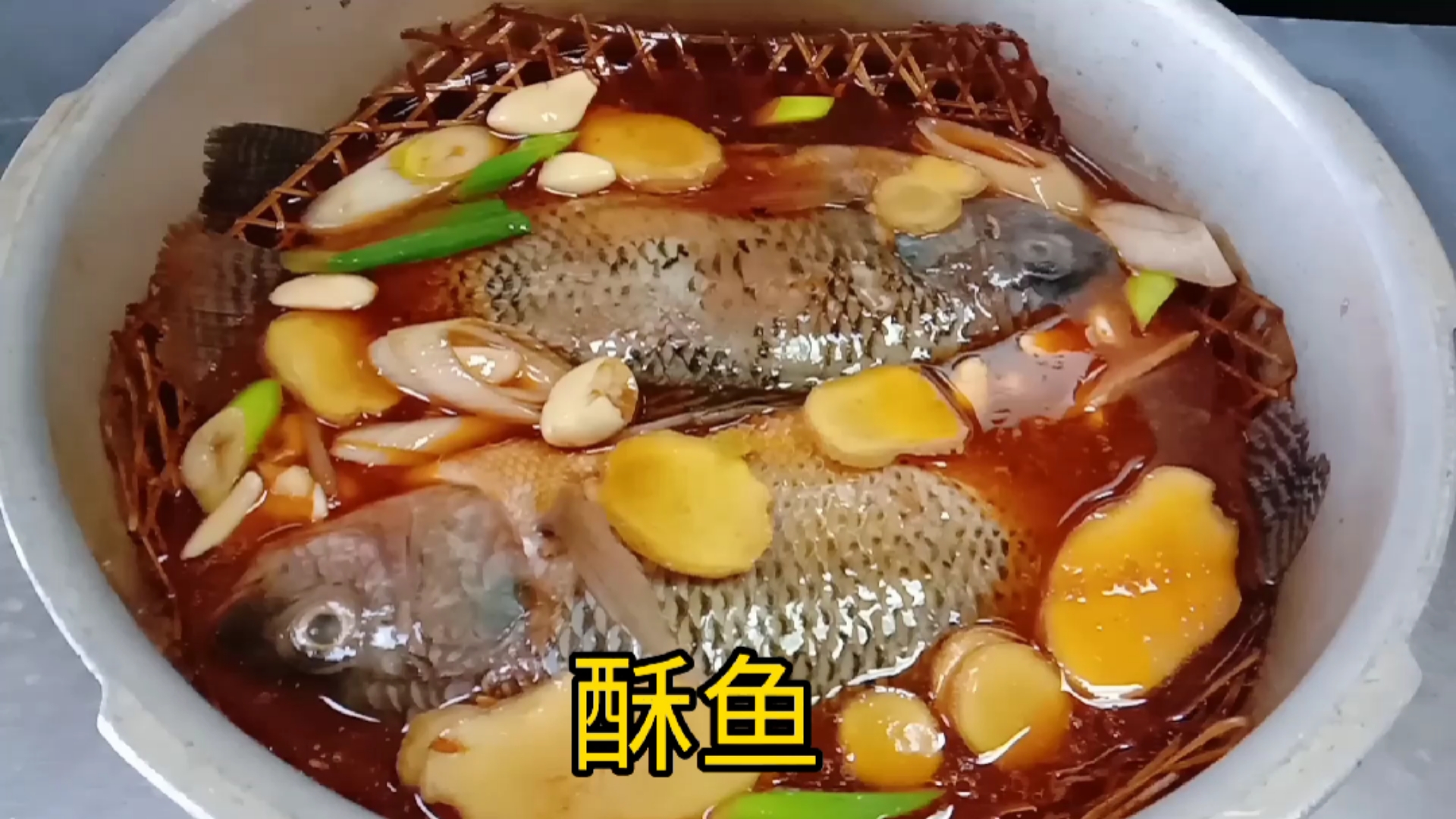 #美食#“酥鱼”要想鱼香骨酥还不腥,用料和做法有讲究,看大厨是如何做的